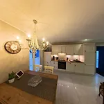 Eine Sehr Gemuetliche Erdgeschoss Appartement *