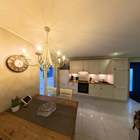 Eine Sehr Gemuetliche Erdgeschoss Appartement *