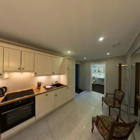 Eine Sehr Gemuetliche Erdgeschoss Appartement *